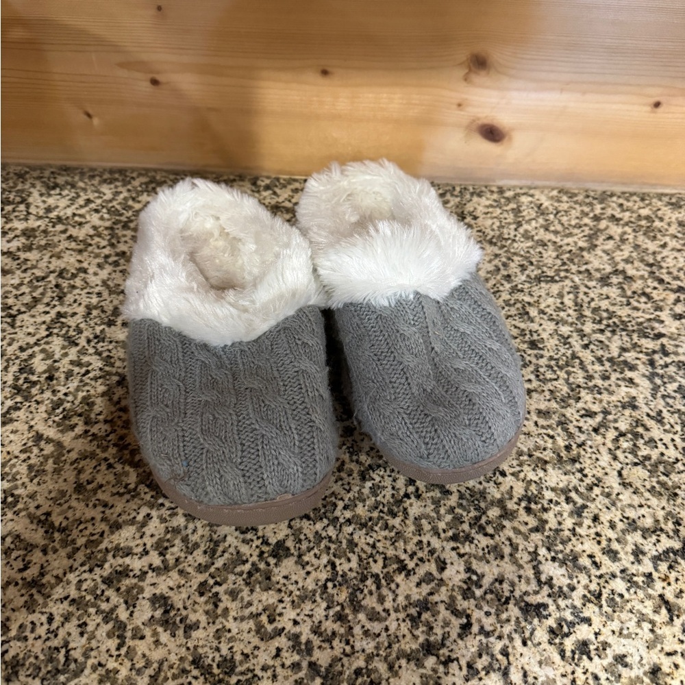 Cozy Gray Kids‎ Slippers Size Small 5/6